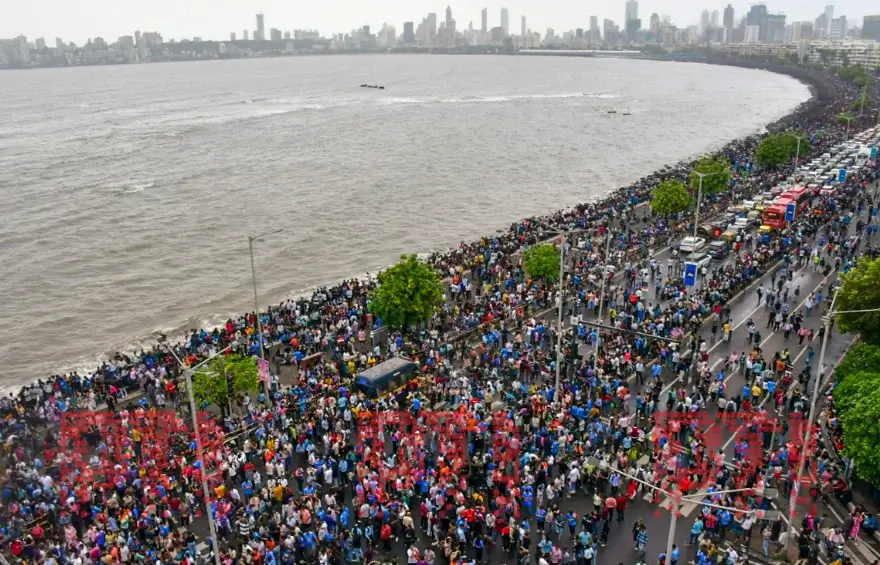 Huge crowd in merine drive